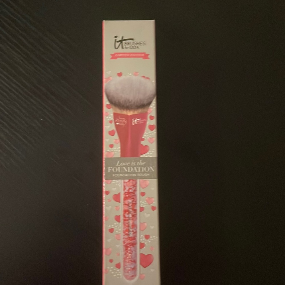 It Cosmetics Love is The Foundation Brush